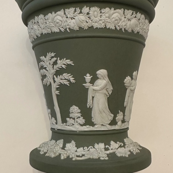 Wedgwood Vintage Green Jasperware Arcadia Vase - Picture 1 of 2